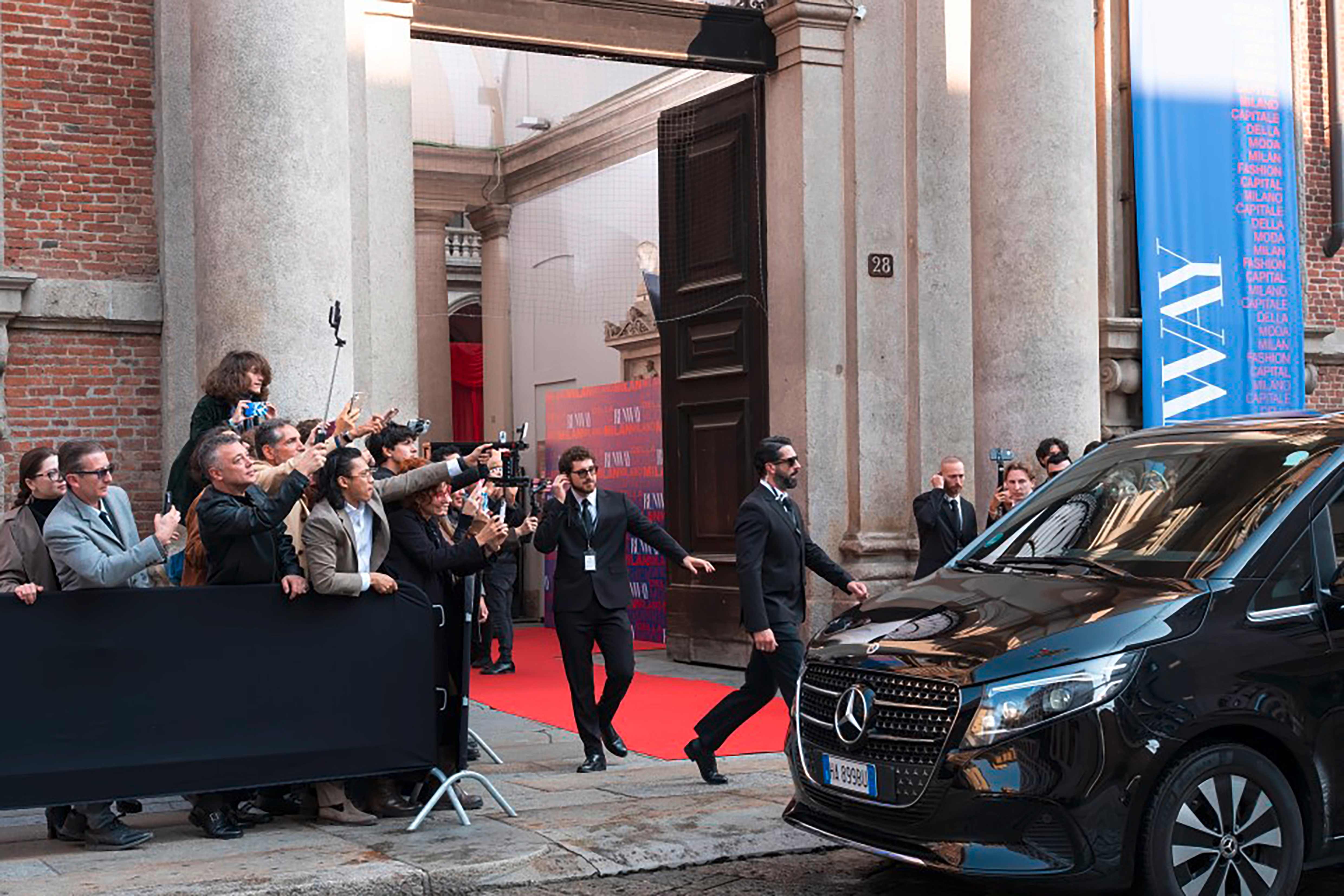 圖4、在《穿著 Prada 的惡魔 2》這個關於時尚與權力的世界裡，Mercedes-Benz 從來不只是陪伴角色出現，而是讓每一次現身，都帶有明確的立場。